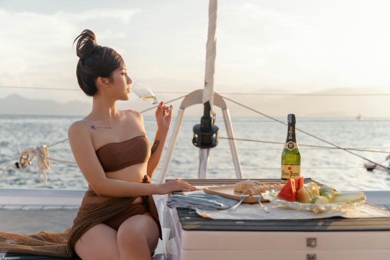 romantic yacht dinner Dubai escort