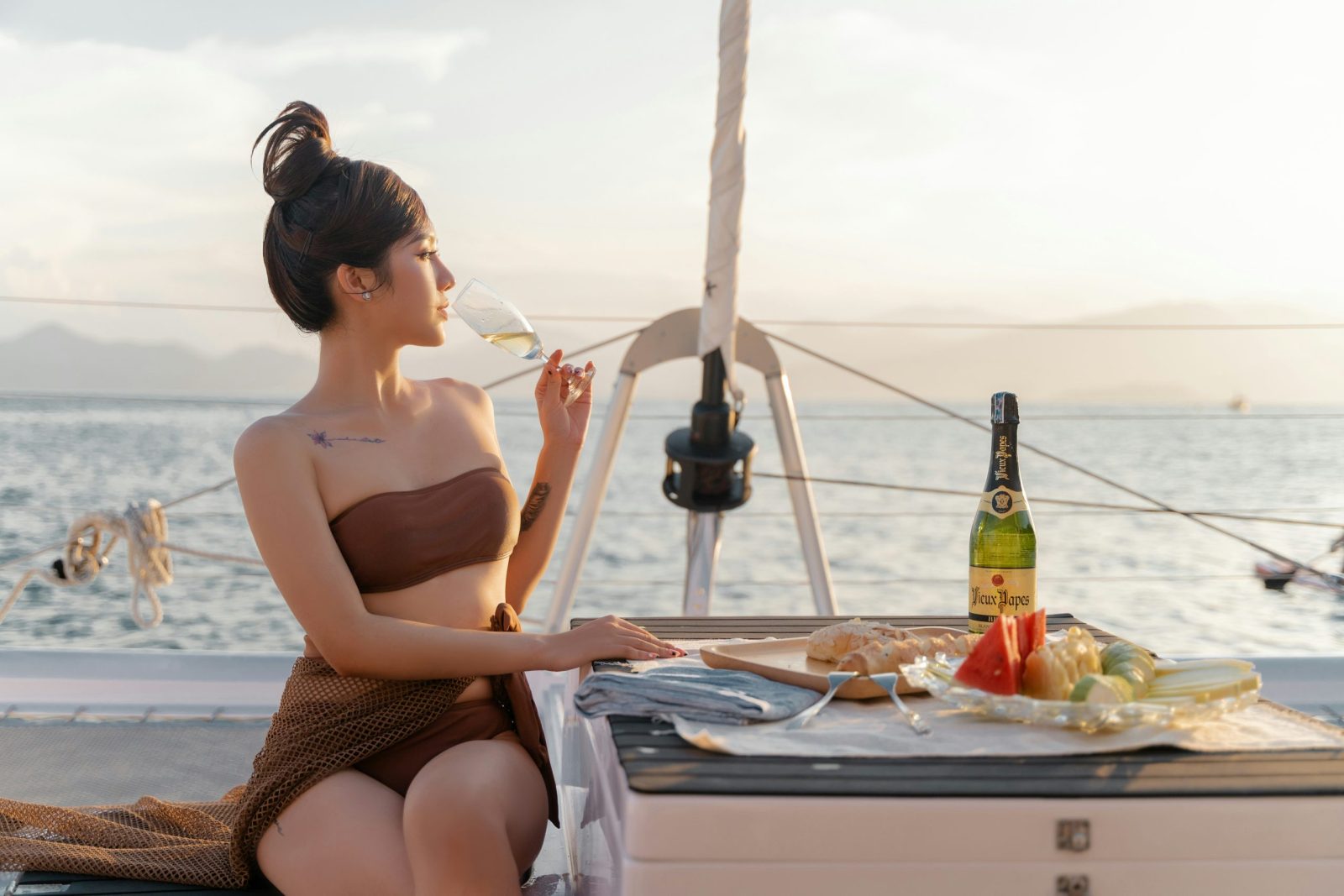 romantic yacht dinner Dubai escort